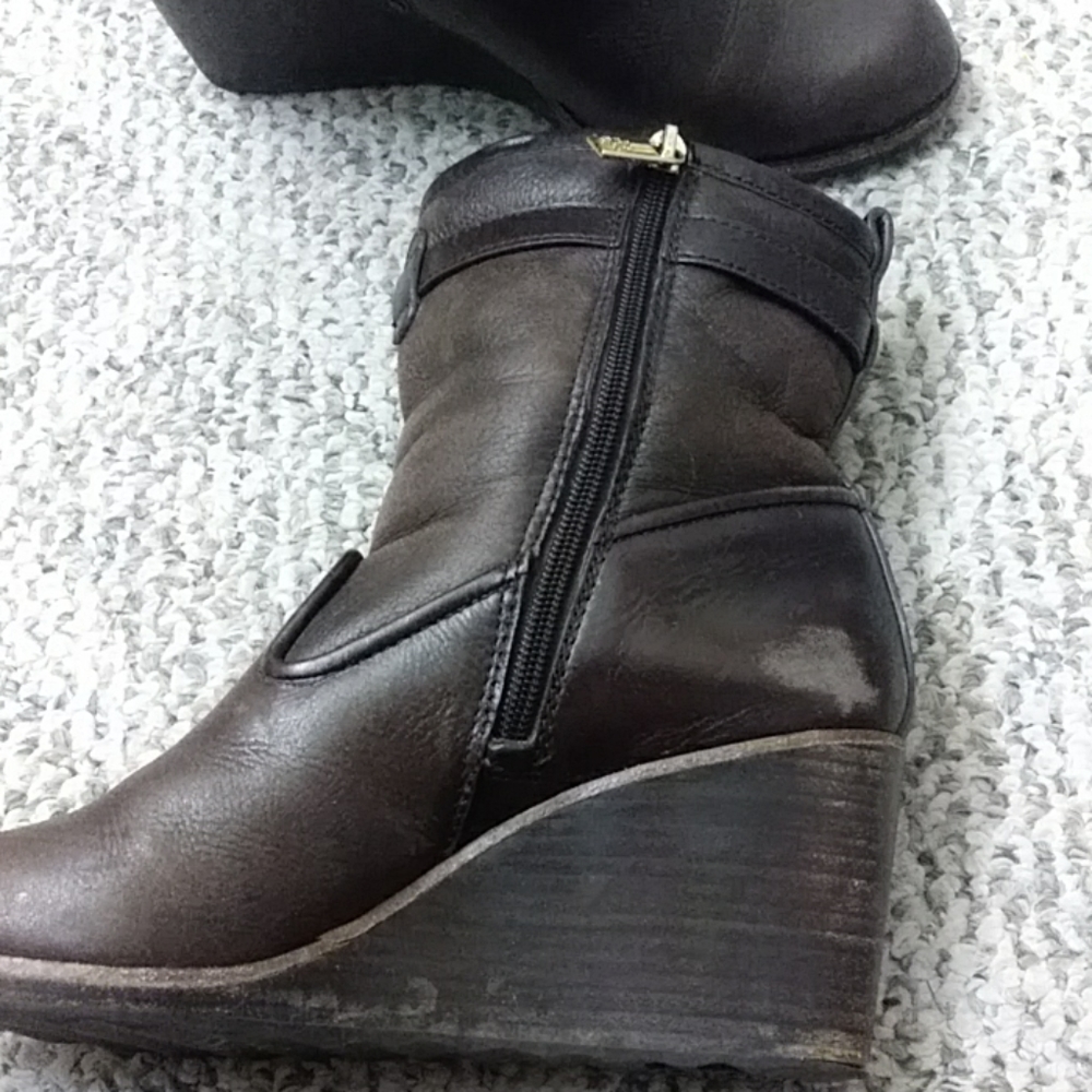 Shoes - Picture 4 of 8